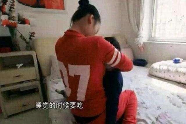 8岁男娃放学后吵着要吃奶,妈妈的话让人无奈,断奶晚的