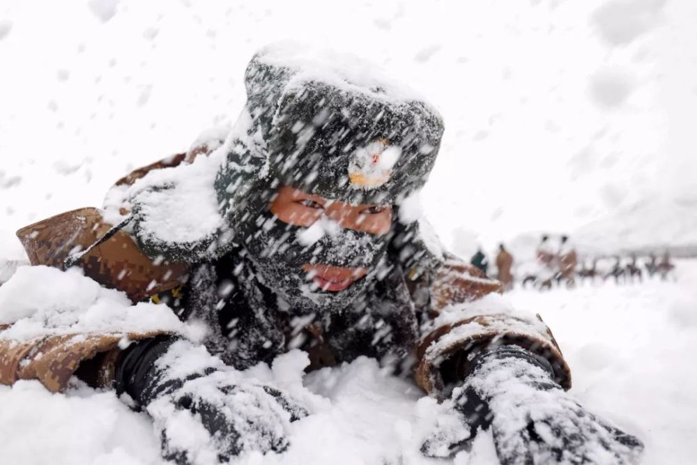 每年的八九月份,高原就开始下雪了,训练中的官兵遇上大雪,全身被大雪