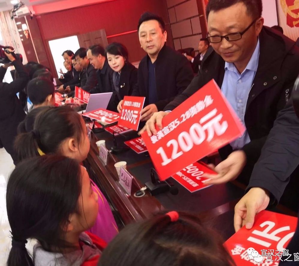 县关工委执行主任张宗昭,副主任,秘书长李朝政,南坝镇党委书记孙玉明