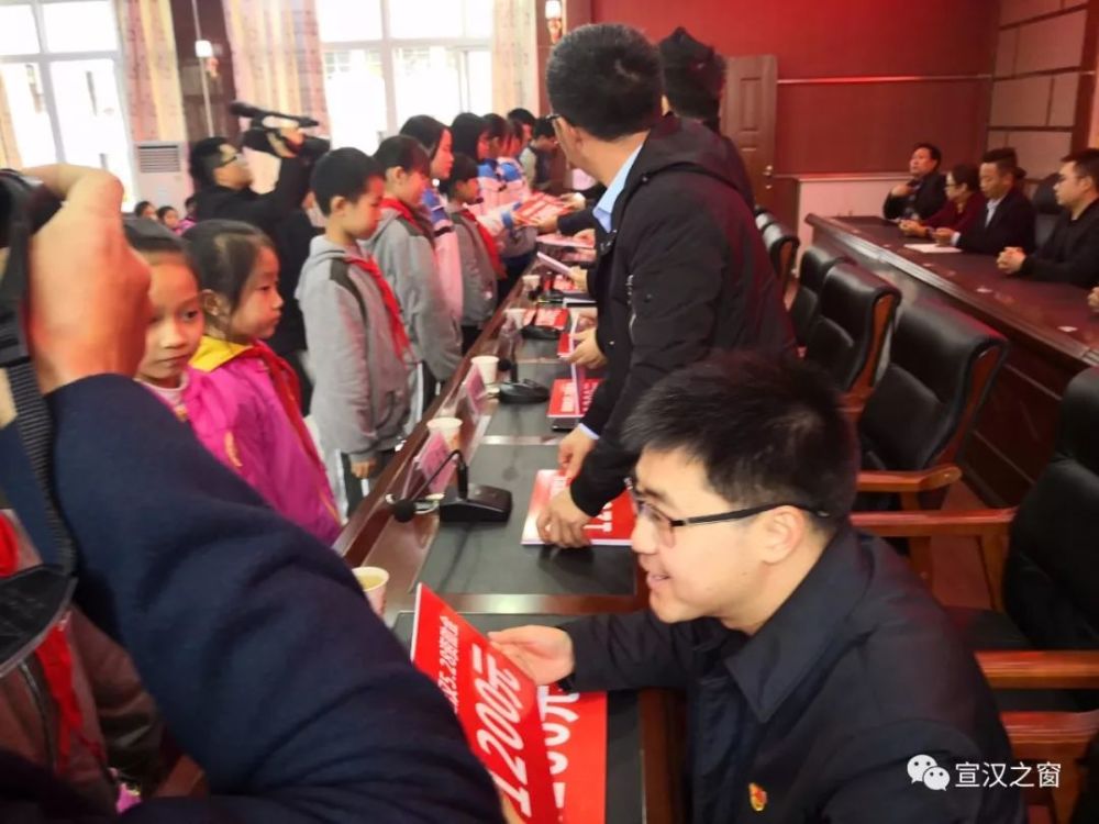 镇长陈仕斌,南坝镇党委副书记向波,北京uu公益代表清幽女士;宣汉县
