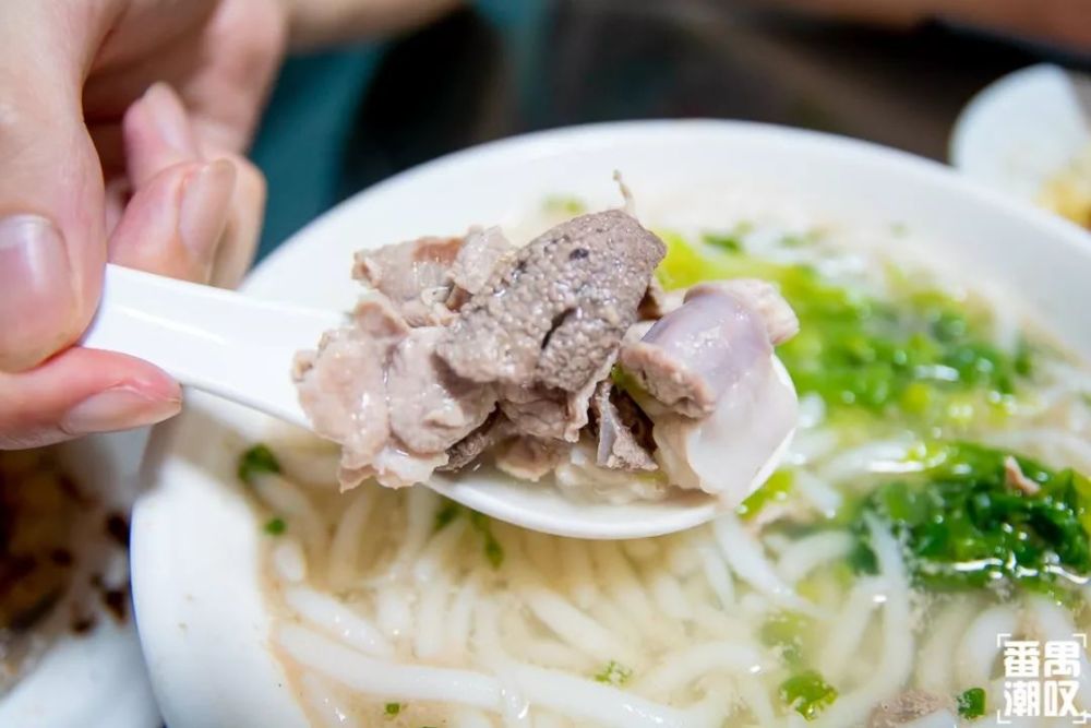 困困给大家推荐这碗"猪杂老鼠粄",尽管现在猪肉价高,但是猪杂给的分量