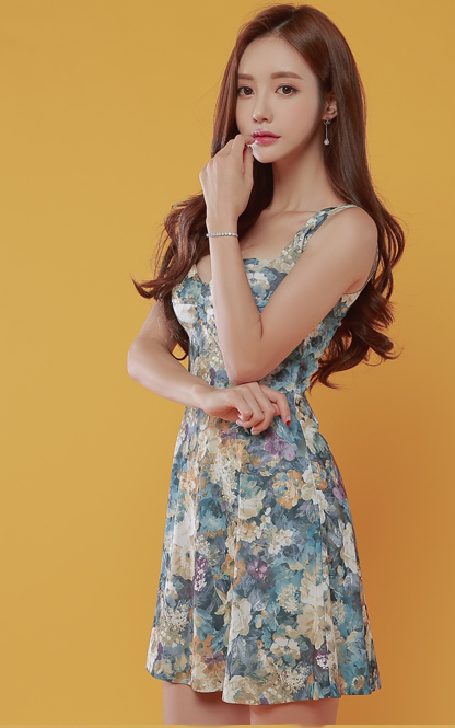 孙允珠高清时装鉴赏:伊甸园青叶油彩满版碎花洋裙
