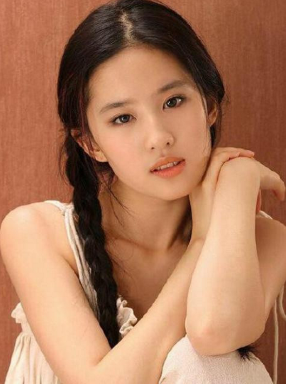 刘亦菲18岁时拍摄的一组写真,扎麻花辫清纯可人,少女颜太好看了!