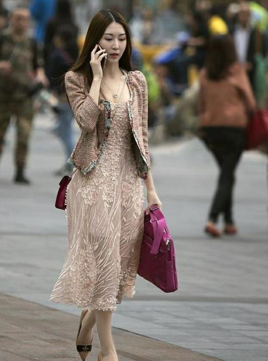 小姐姐,时尚又性感,行走间彰显成熟女性魅力