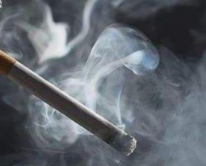 有烟瘾的人,点烟前谨记3句话,不戒烟,肺部也会好受些