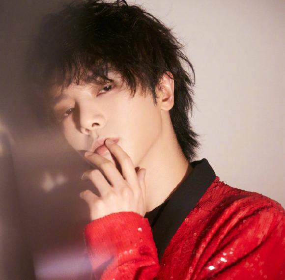 华晨宇精美写真图片,帅气时尚,引领潮流