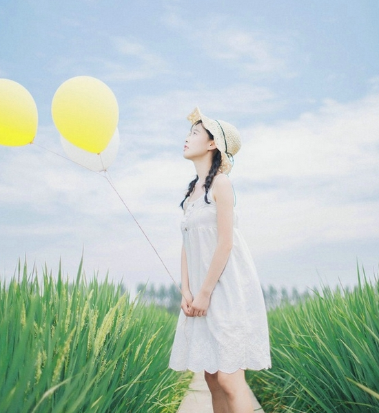 小清新氧气少女,俏皮可爱,稻田清爽气质街拍写真图片