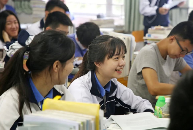 初中班里"最受欢迎"的3种同桌,学霸落榜,最后一个全班