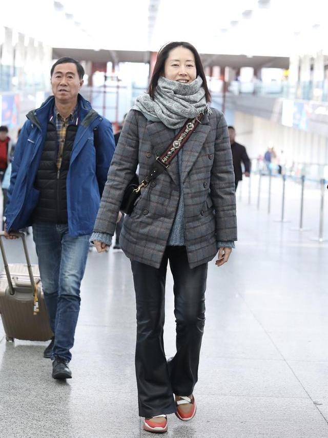 实力演员刘敏涛现身机场,穿简约装太低调,可一个肩带却要1万2