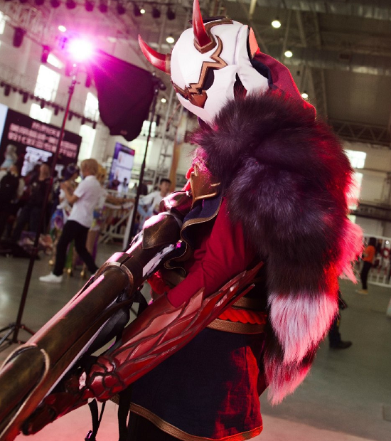 英雄联盟英雄角色cosplay,小哥哥扮演的"戏命师"英姿飒爽