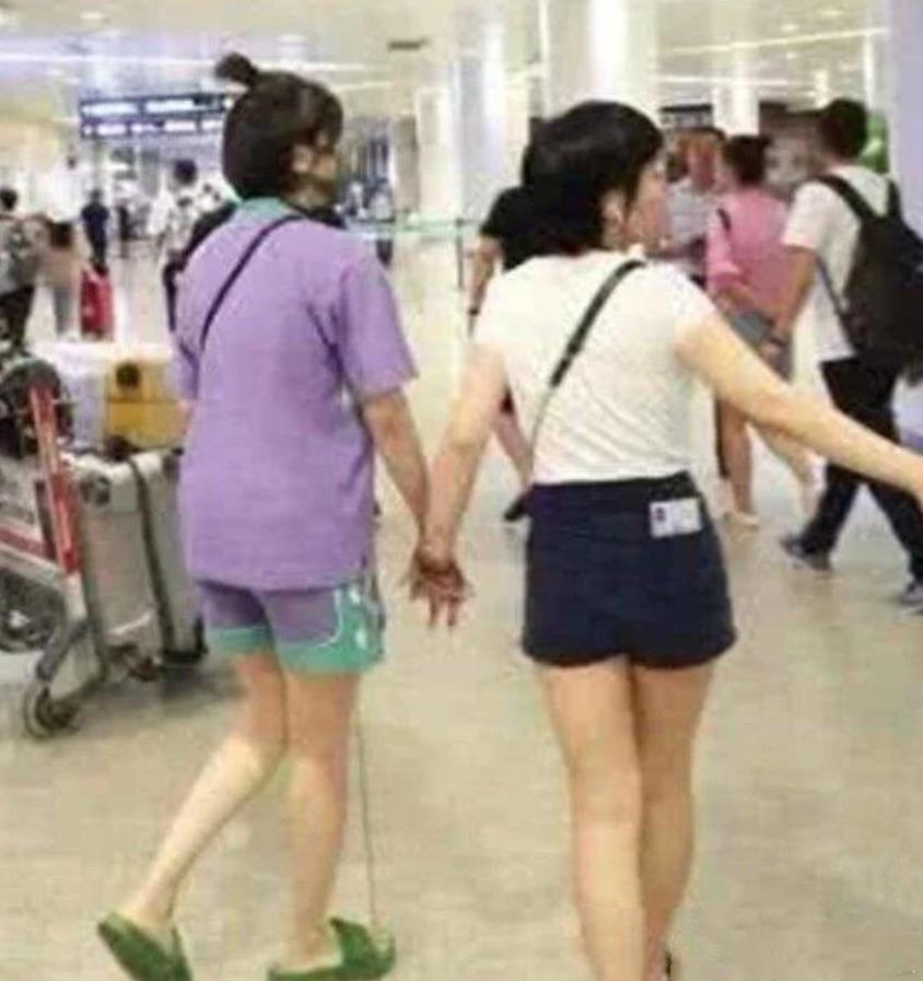 看陈小纭和助理背影对比,才知腿型到底有多重要,网友