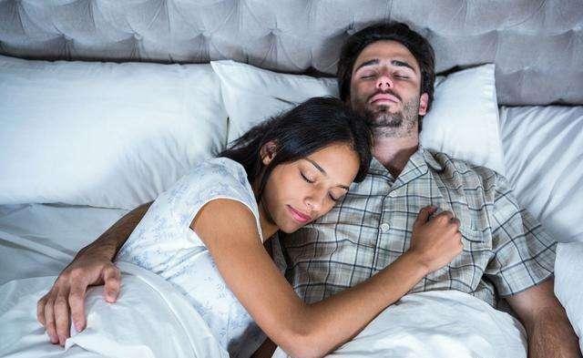 婚姻中,夫妻间的3个睡姿,决定了双方的感情状态