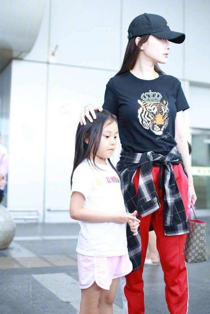 甜馨被李小璐带偏!一身嘻哈装扮太惹眼,网友:跟你妈学?