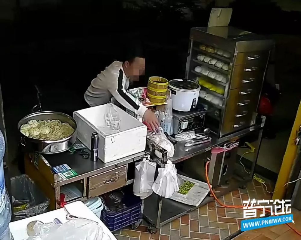 监控:普宁东埔一男子假装付款带走早餐,只做了扫码动作但未款