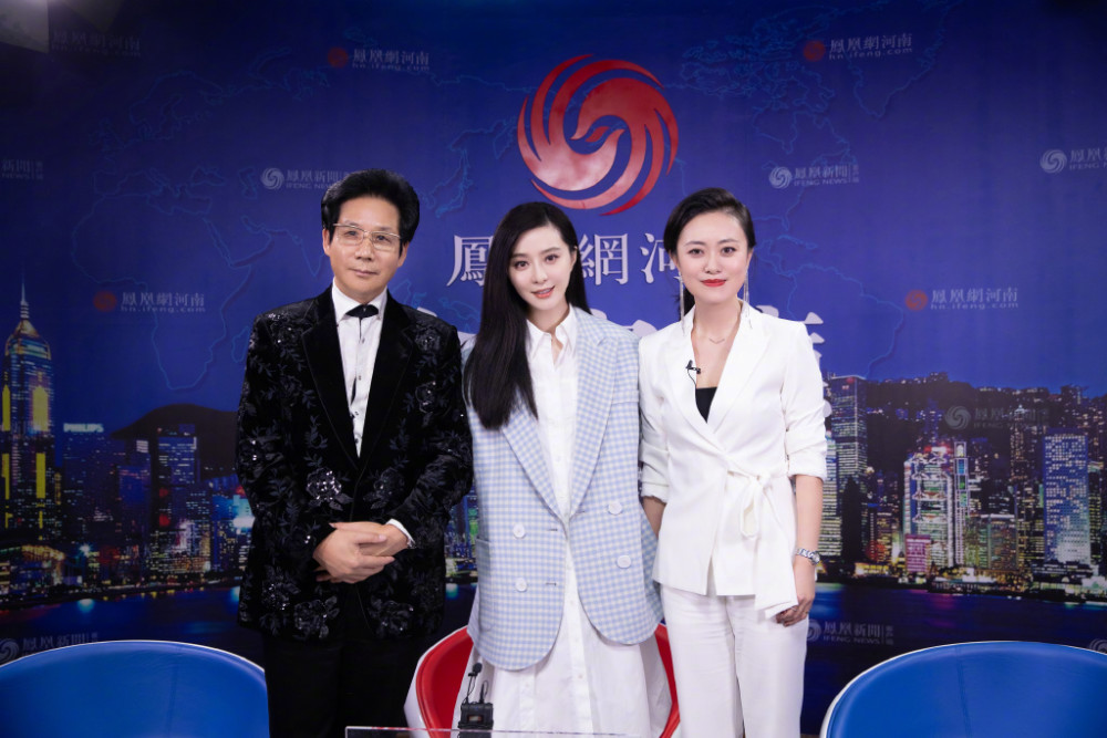 范冰冰复出后再次惊艳亮相,蓝色西装配小白裙,减龄清新宛如少女