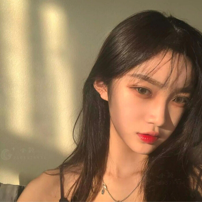 原宿风女生头像:我的冷漠里,藏了一半害羞一半自卑