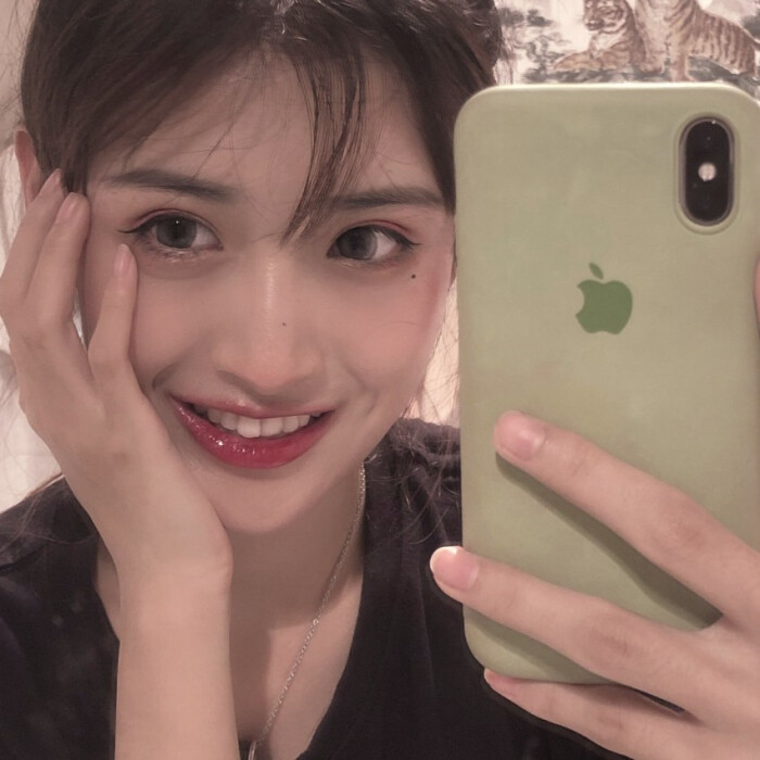 原宿风女生头像:我的冷漠里,藏了一半害羞一半自卑