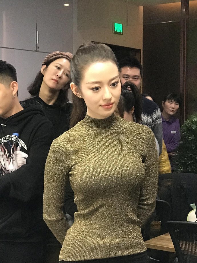 有一种绝美叫穿修身衣的吉娜!惊艳腰胸比不输超模,一般人扛不住