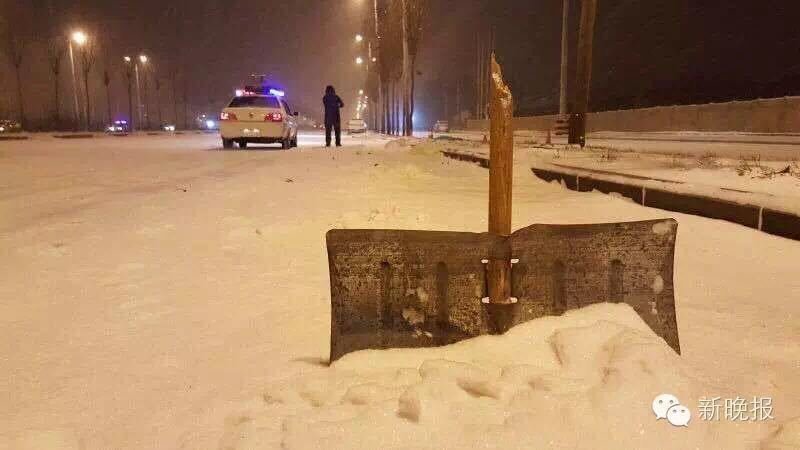 哈尔滨环卫工夫妻雪夜被撞飞