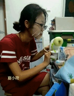 搞笑gif趣图:我是个正经理发师,请小姐姐尊重一下我的