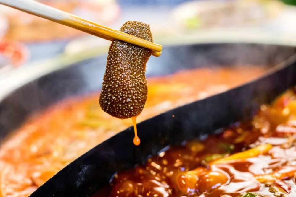 七上八下15秒起锅,鲜到鲜吃的毛肚厚薄适中,大小刚好一筷子,涮起来蘸