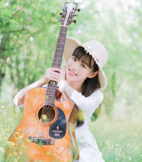 娇羞甜美文艺范美女,甜美可爱,弹奏吉他户外烂漫写真图片