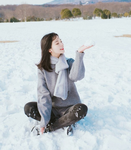 治愈系甜美美女,秀丽风韵,雪天嬉戏微笑迷人写真图片