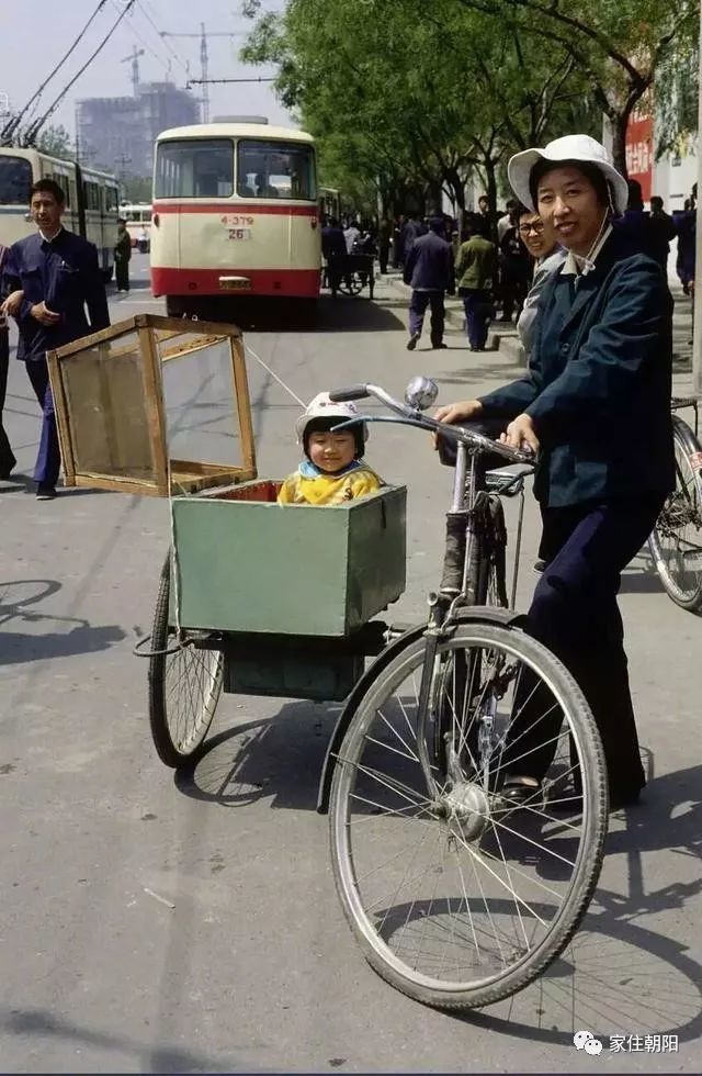 北京街头,那些年,曾经的儿童挎斗车