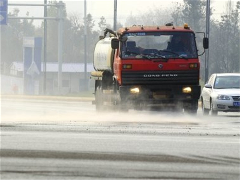 洒水车"敬业"洒水导致路面结冰,出现交通事故后谁担责