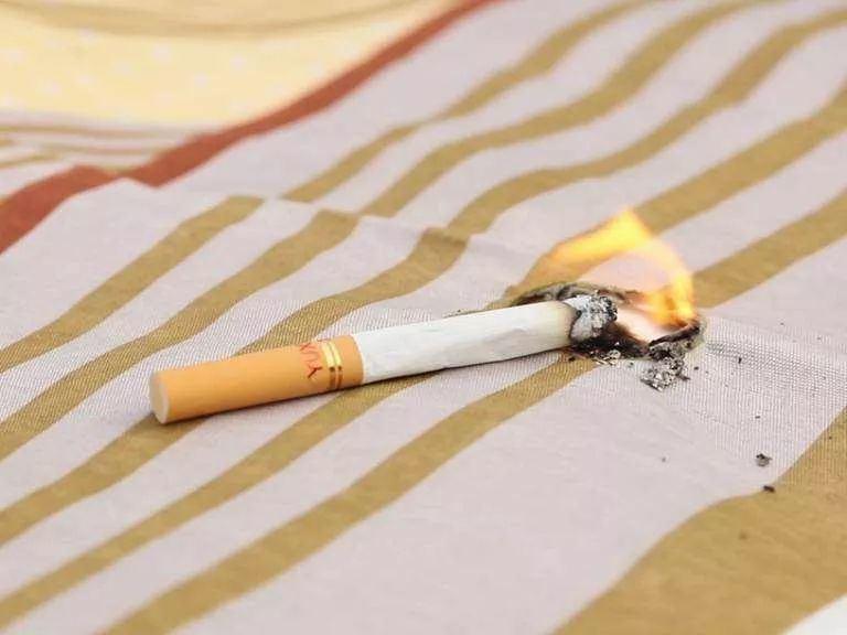 乱丢烟头的后果你知道吗?