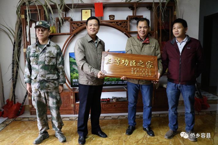 每到一处,工作组都与军人家属亲切