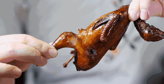 这里选用的都是新鲜鹌鹑鸟 老板每天都是看心情进货,不会备货太多 想