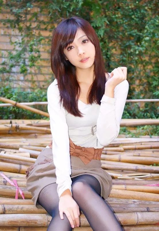 舍友男,却赢得了全院男生青睐,他的黑丝袜实在是太好看了!