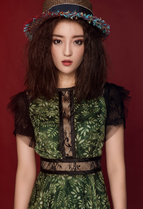 罗予彤时尚造型写真,演绎多套服饰时尚感十足