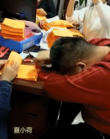 搞笑gif趣图:我好像发现了不得了的事情,女朋友竟然背着我刮胡子!