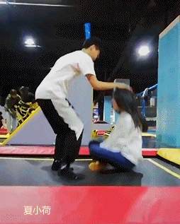 搞笑gif趣图:这么霸气的新娘子,估计得用大卡车装吧!