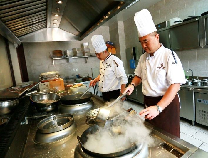 饭店厨师炒菜,为什么不用马勺锅而用双耳锅?味道有什么不同吗