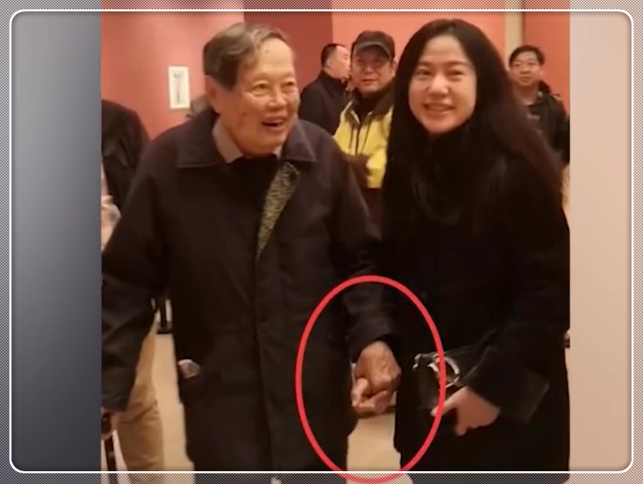 97岁杨振宁携太太看美术展,两人十指紧扣很甜蜜,翁帆被赞很随和