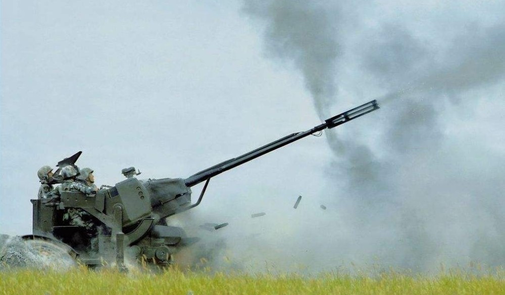 中国正发展新一代小口径速射火炮:弹头直接埋在弹药.