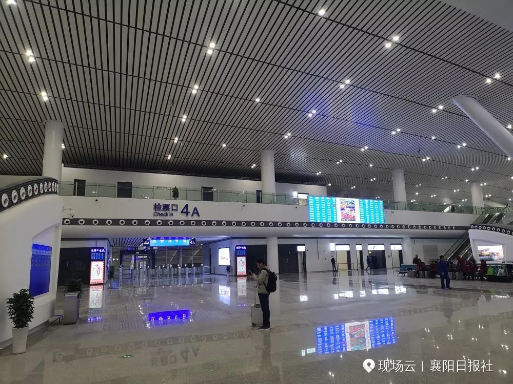 记者在车上偶遇了高铁站物业公司工作人员,该公司负责襄阳东站的基础