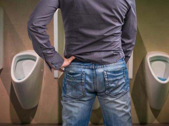 男孩子晨起"首次排尿",若有这3个现象,还是赶紧就诊吧