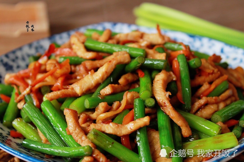 炒蒜苔时,别再焯水了!学会这方法,肉丝滑嫩,蒜苔脆嫩又入味