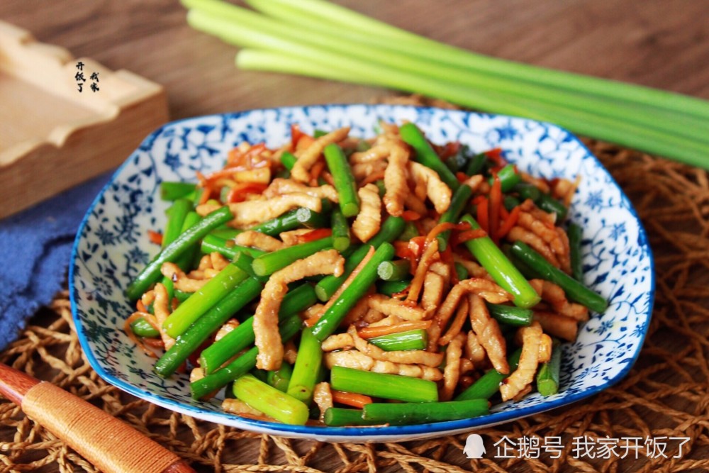 炒蒜苔时,别再焯水了!学会这方法,肉丝滑嫩,蒜苔脆嫩又入味