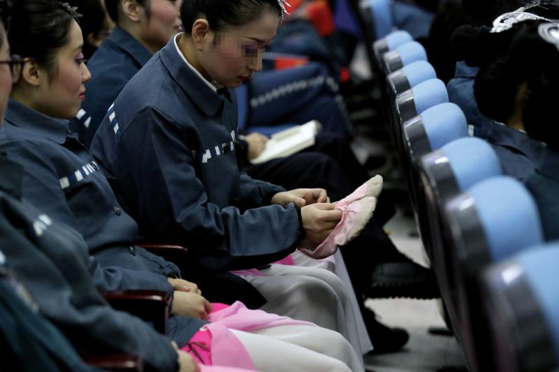 来自上海市女子监狱的服刑人员作演出准备.