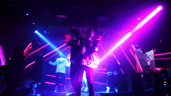 大门随时对那些想要酣畅淋漓的人敞开欢迎来到夜晚的伊甸园近百种酒水