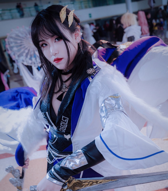 剑三角色cosplay,小姐姐扮演的"霸刀"冷艳十足