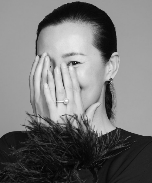 咏梅时尚造型写真,端庄大气,尽显迷人风姿