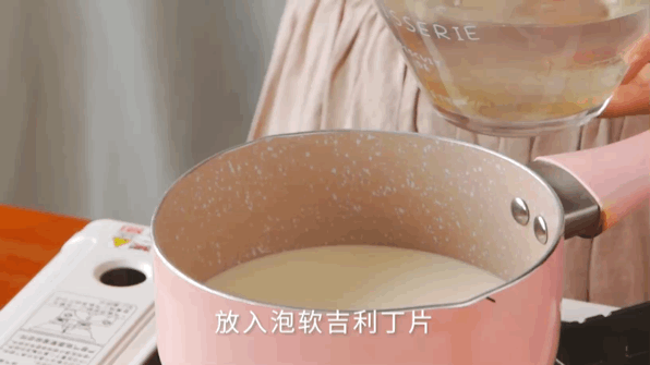 5.等糖融化,不能沸腾 6.然后将泡软吉利丁片倒入搅拌融化