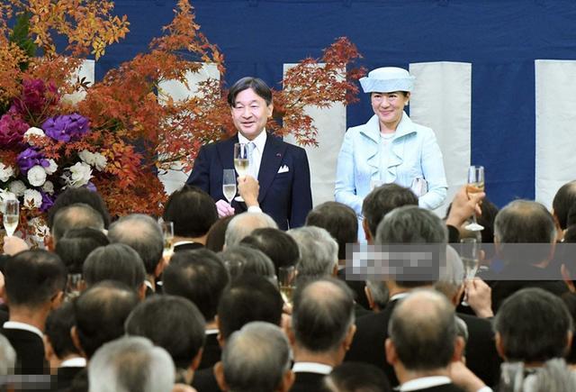 日本雅子皇后逆风翻盘太美!娃娃领大衣太减龄,55岁也能重新绽放