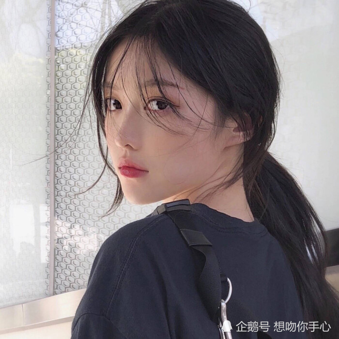 ins治愈系女生头像:我只能强装微笑,看你消失在人潮汹涌的街头